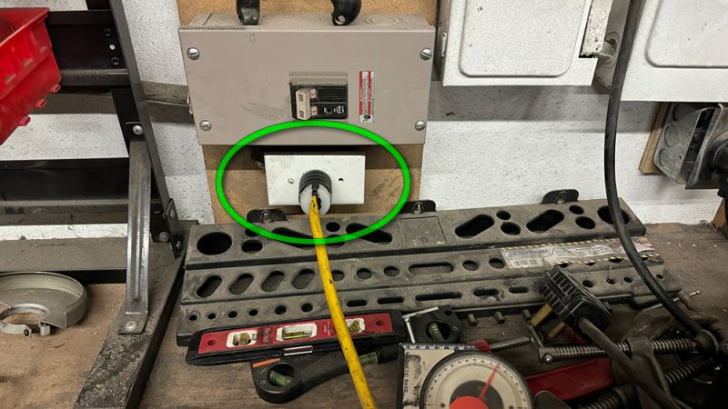 File:2024 08 31 outlet.jpg